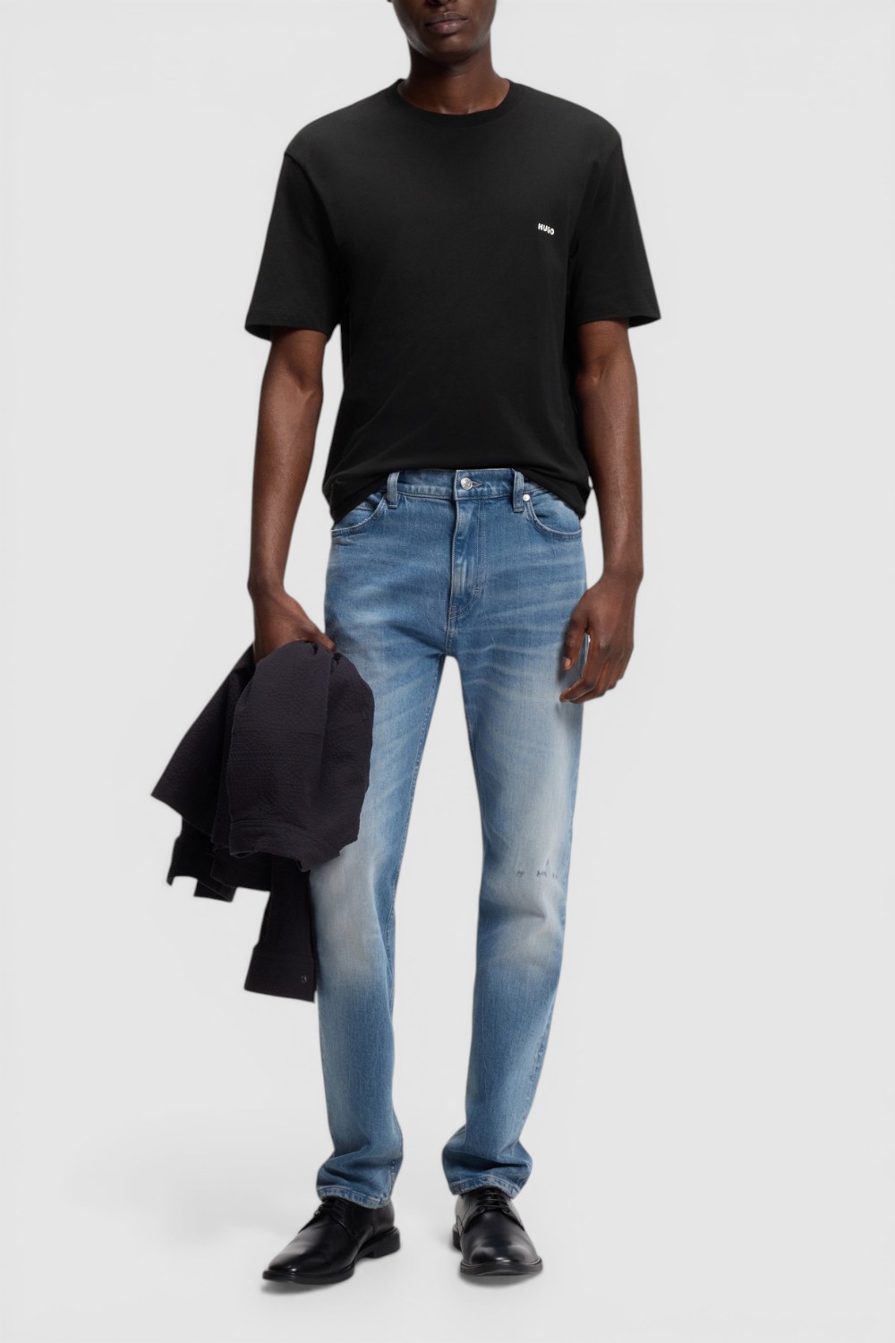 תמונת כל הלוק של חולצת טי בגזרה משוחררת